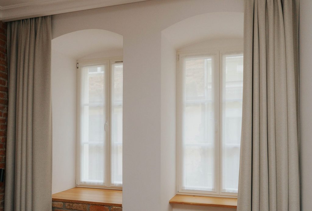 Okno z lnianymi zasłonami