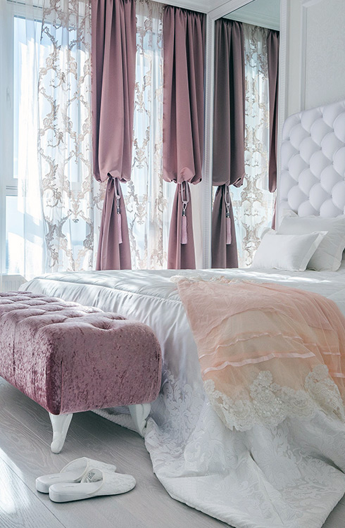 Dekoracyjne firanki i zasłony w sypialni w stylu glmaour